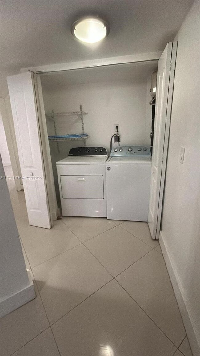 Foto del edificio - 8363 Lake Dr