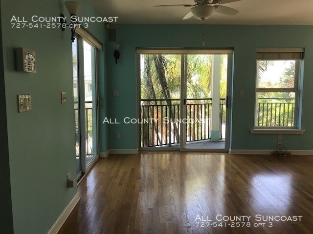 Foto del edificio - 7702 Bayshore Dr