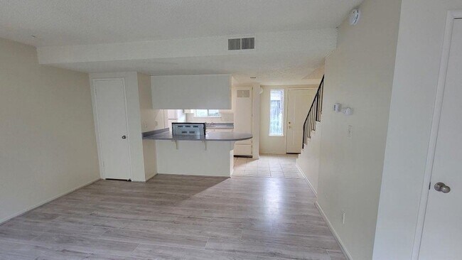 Building Photo - 2 bed/1 bath townhome! Right of the 80.