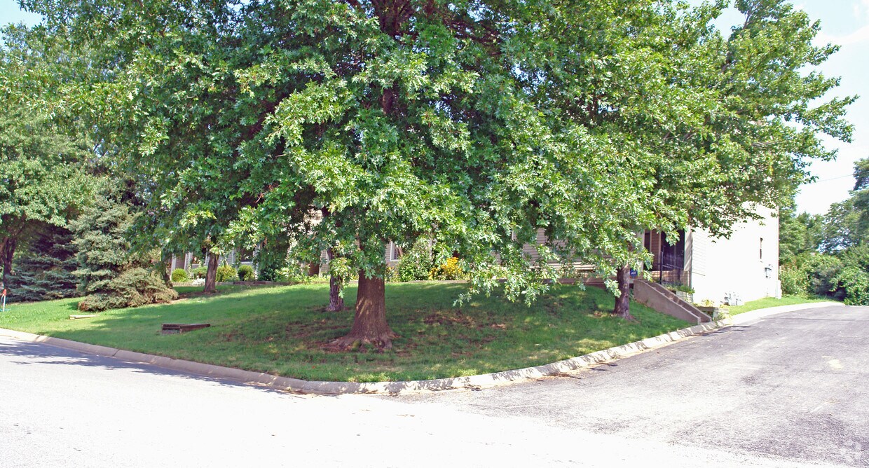Building Photo - 500 Fairway Cir