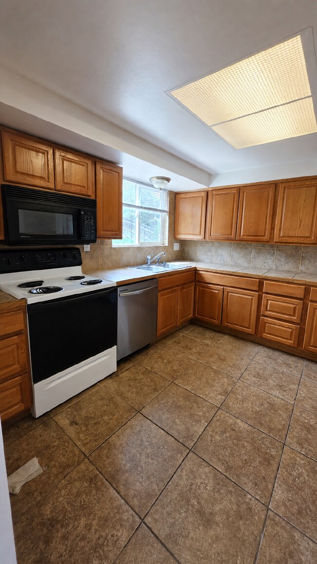 Building Photo - Spacious 3 Bed/ 3 Bath in Widefield Cul-de-Sac
