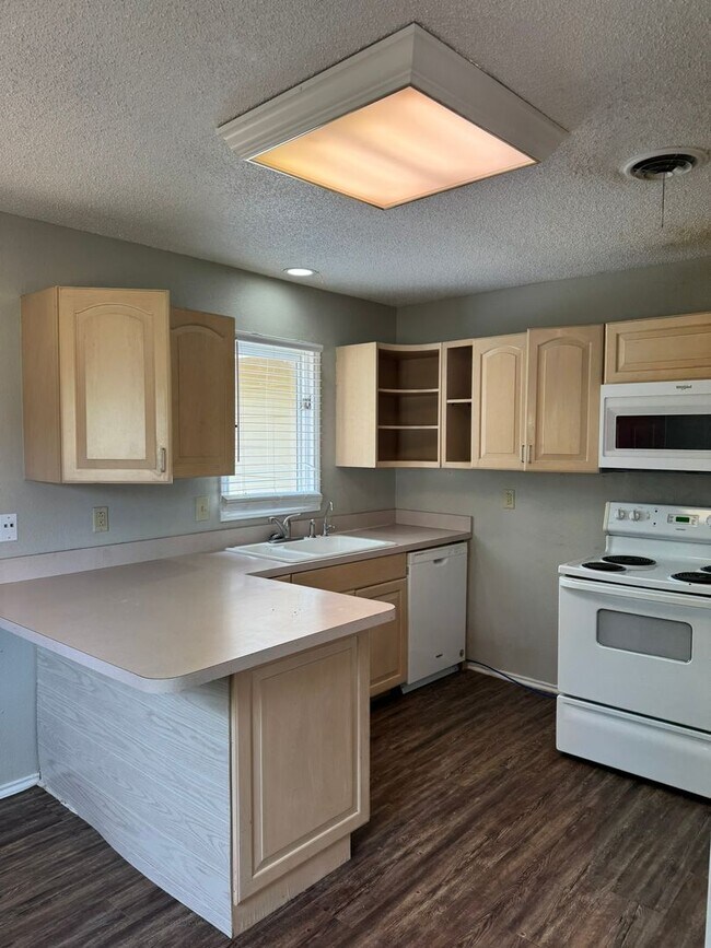 Foto del edificio - Charming 3 Bedroom Home - Available Septem...