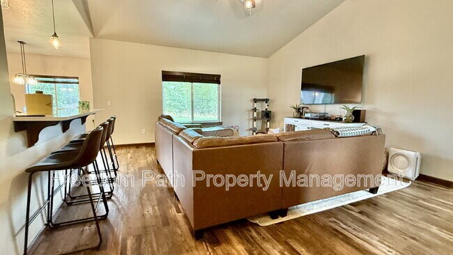 Building Photo - 1519 Delano Rd