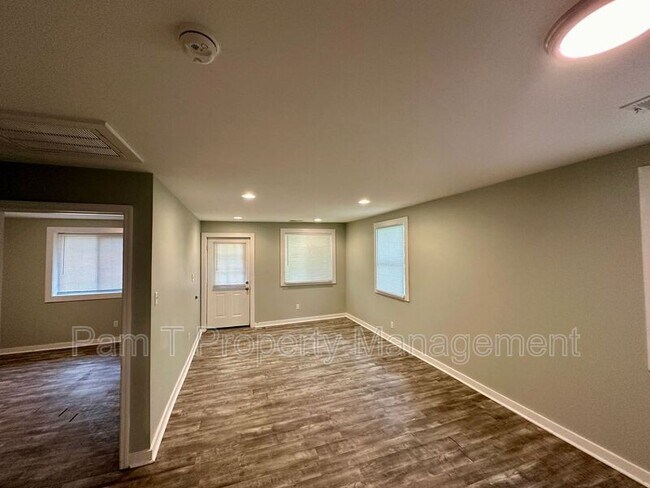 Foto del edificio - 1016 W 42nd St