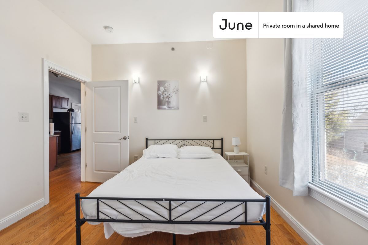 Primary Photo - Private bedroom in 3 bed/1 bath Home