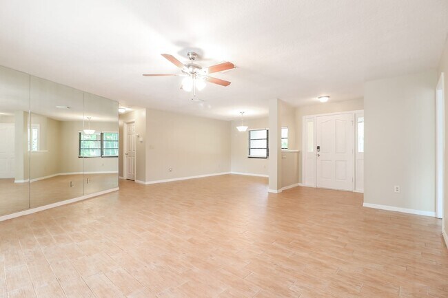 Building Photo - 5461 Oakridge Dr