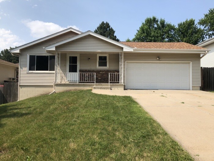 Primary Photo - Large Stonybrook Home