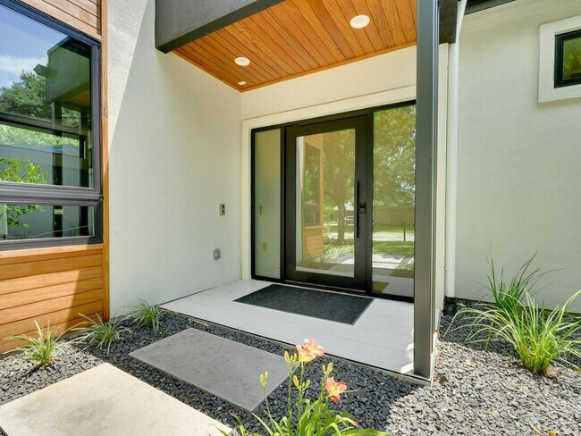 Building Photo - 3107 Skylark Dr