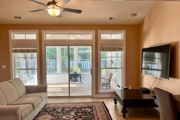Foto principal - 120 Winding River Dr