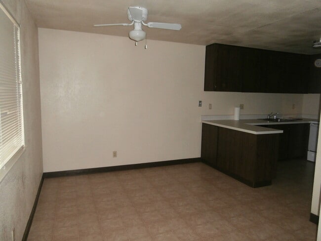 Building Photo - 4 Bedroom 1.5 Bathroom Townhouse (Accepting Section 8)