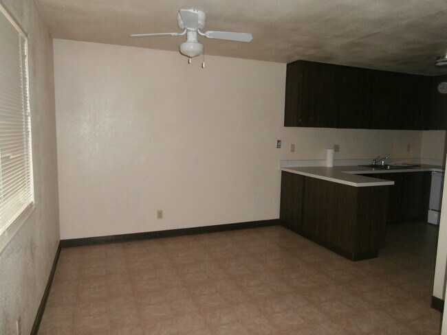 Foto del edificio - 4 Bedroom 1.5 Bathroom Townhouse (Accepting Section 8)