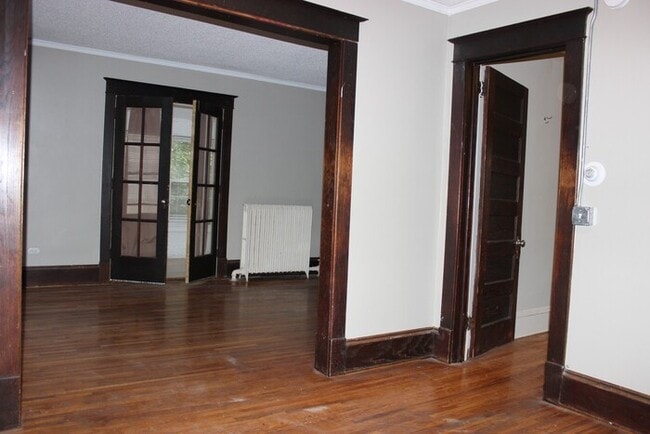 Building Photo - Upper Level Como Duplex, Laundry, Parking,...