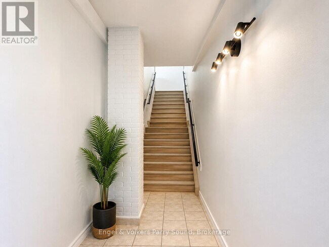 Building Photo - 5 Seguin St