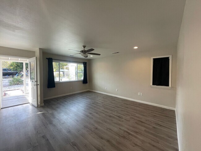 Building Photo - Charming Updated 2 Bedroom