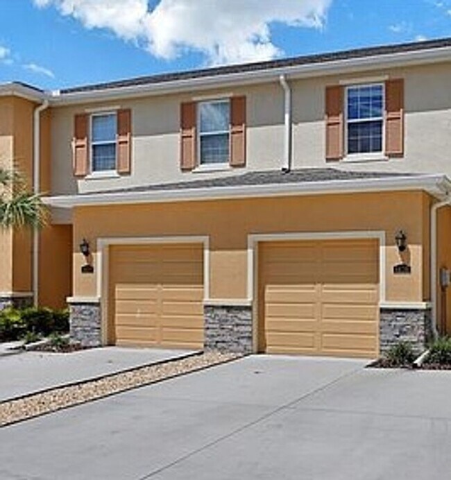 Foto del edificio - There’s No Place Like This 2-Story 3 BR, 2.5 BA Hidden River Townhome!