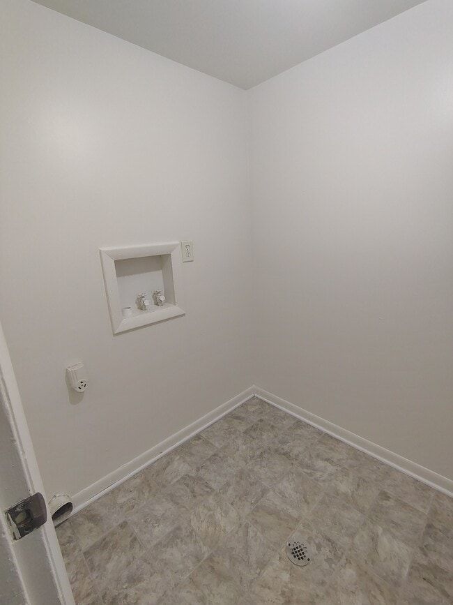 Building Photo - 600 Reusens Rd