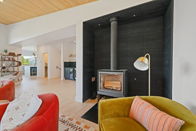 Foto del edificio - 730 Solitude Ln