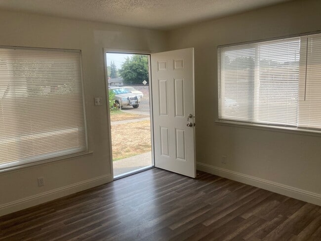 Building Photo - Updated, 2 bedroom home available now!