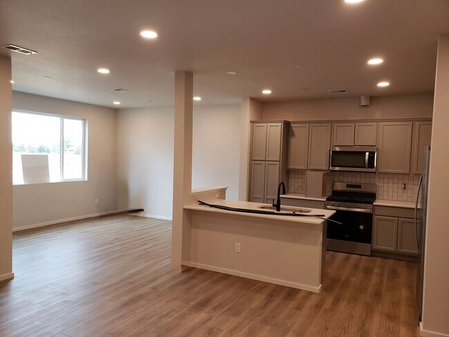 Building Photo - Stunning 3 Bed 2.5 Bath Home in Timnath, CO!