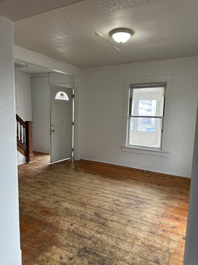 Foto del edificio - 2 Bedroom, 1 Bath House for Rent- 410 Randall