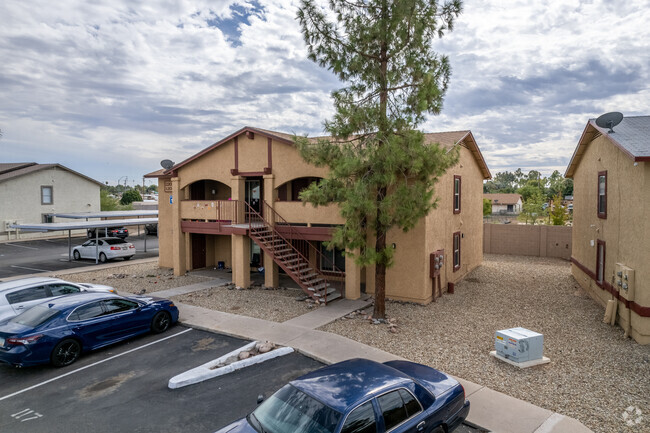 Building Photo - Ivyglen Apartments