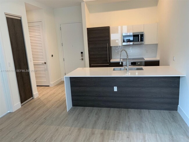 Foto del edificio - 301 Altara Ave