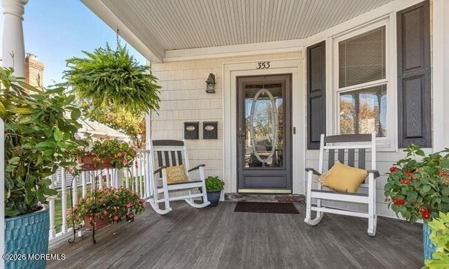 Building Photo - 353 Main St