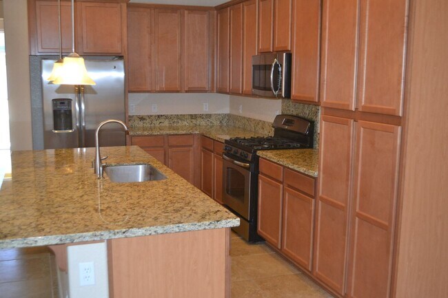 Building Photo - Beautiful 3 bedroom home available in Sout...