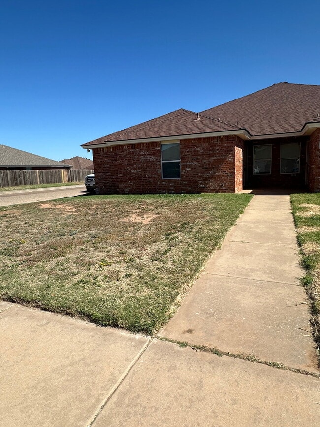 Building Photo - Duplex with easy access to the loop