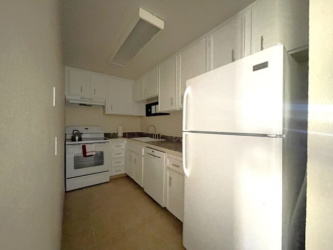 Building Photo - AVAILABLE NOW! 1 Bed 1 Bath Apartment in P...