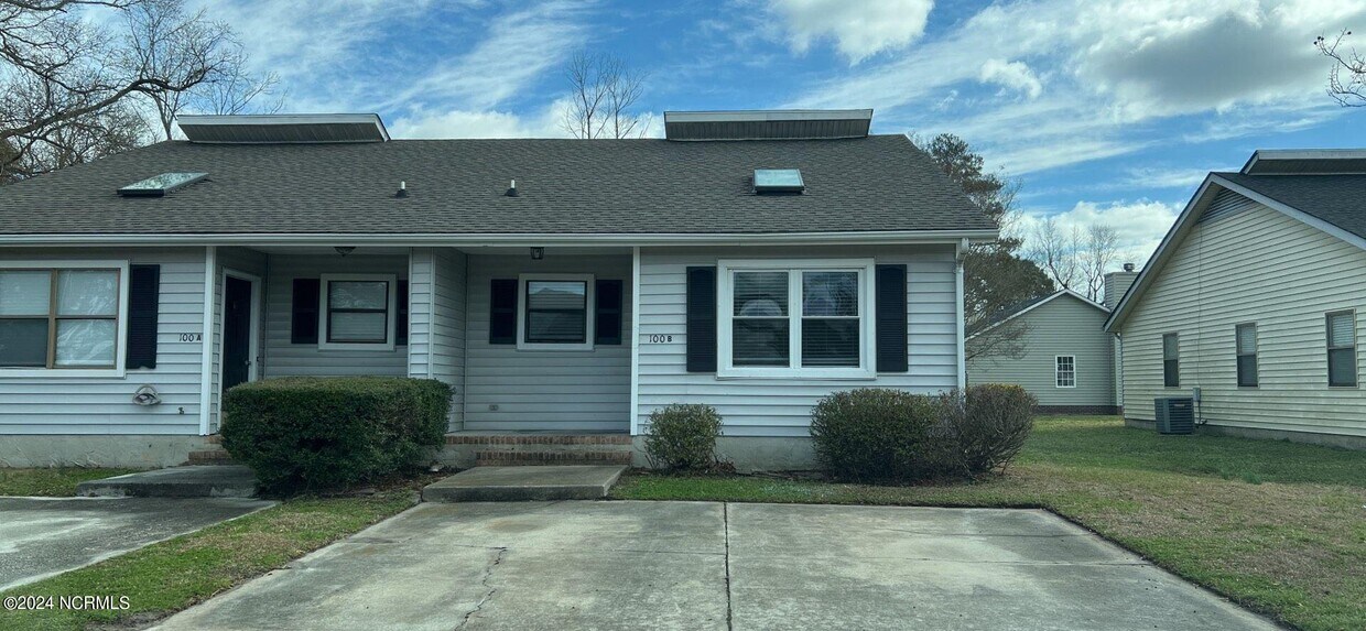 100 S Wilmington St, Richlands, NC 28574 Townhome Rentals in