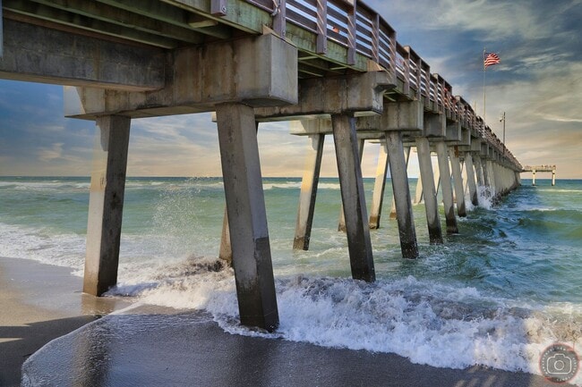 Building Photo - Seasonal Short-Term Venice Island Townhouse Steps from Venice Beach!
