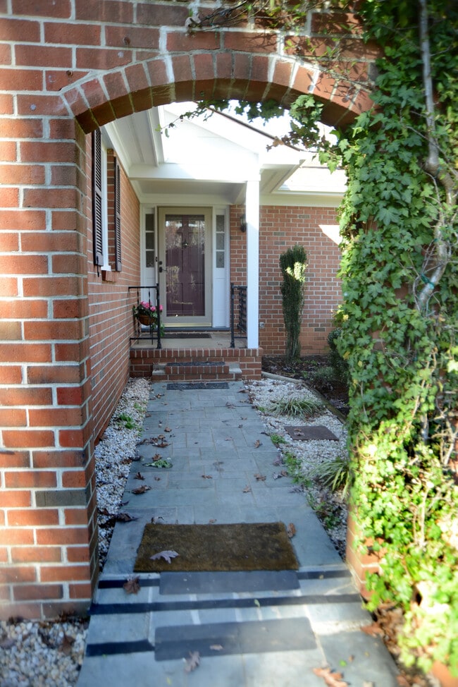 Building Photo - 4007 Tompkins Dr