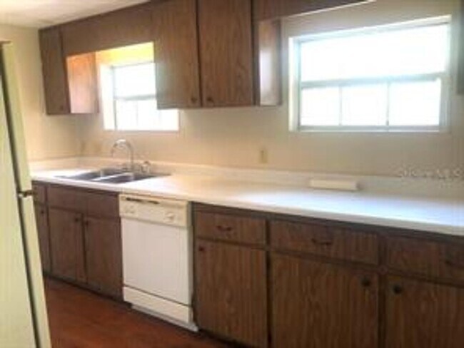 Building Photo - 2 Bedroom / 1 Bath 2nd Floor Duplex in San...