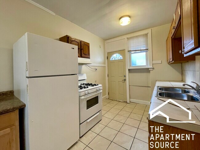 Foto del edificio - 2402 N Leclaire Ave