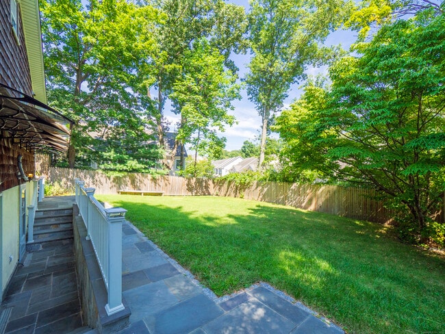 Foto del edificio - 74 Lakeview Ave