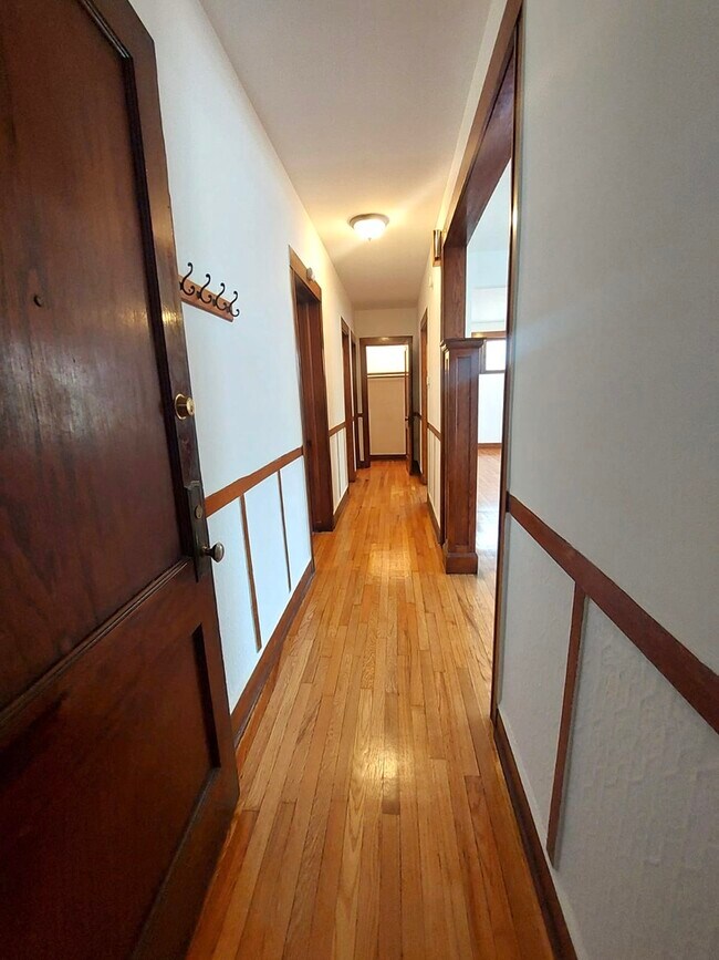 Building Photo - 4038 W Dickens Ave