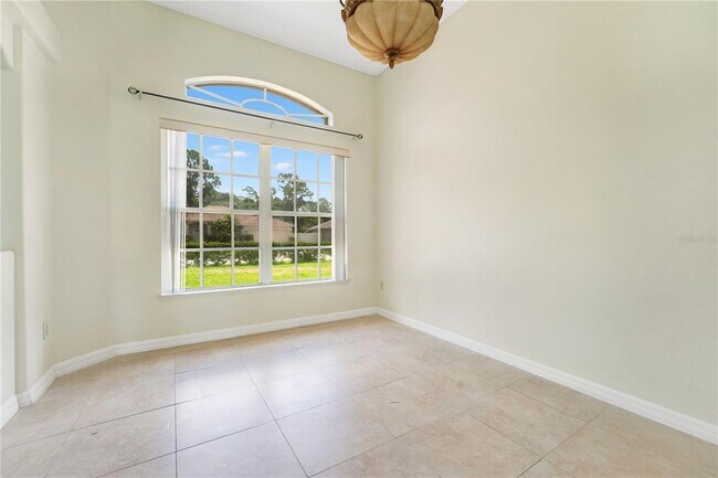 Building Photo - 4390 King Edward Dr