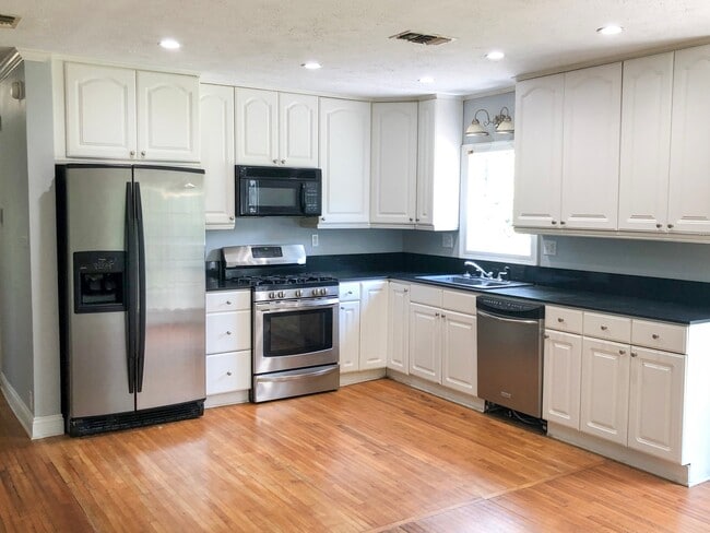 Building Photo - 802 S Texas St