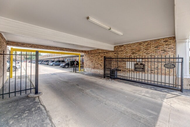 Building Photo - 2101 Fountain View Dr