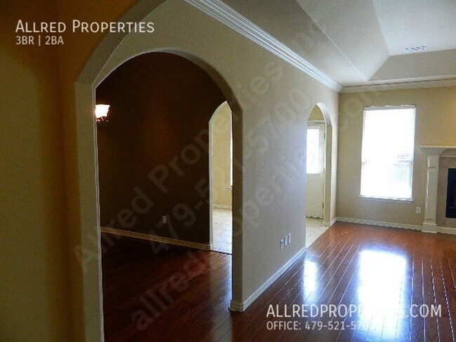 Building Photo - Beautiful 3 Bedroom 2 Bathroom Home Near T...