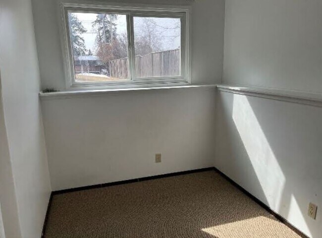 Photo du bâtiment - 3 Bed 1.5 Bath Unit in Olds, AB