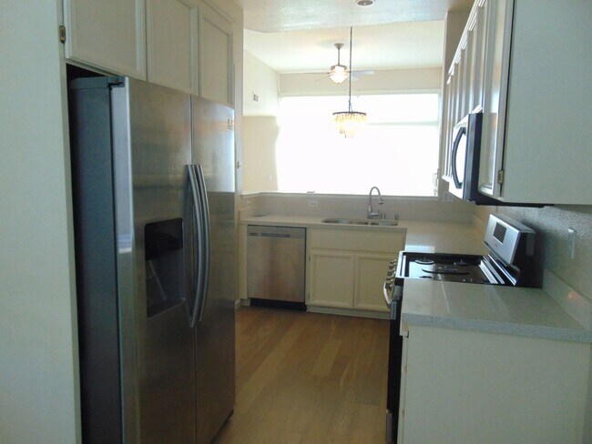 Foto del edificio - Gorgeous 2 story home available now in Gat...
