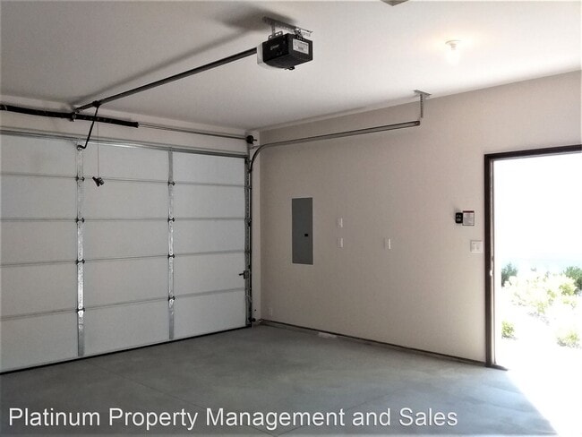 Building Photo - 3 br, 2.5 bath House - 422 S Kansas Loop