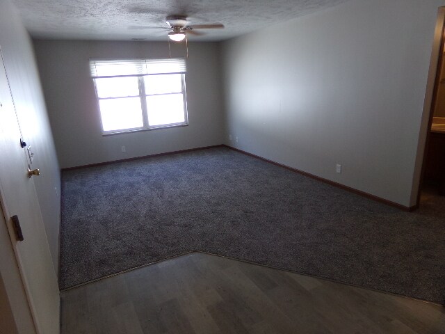 Foto del edificio - BCR 6417 Burlington Ave-4