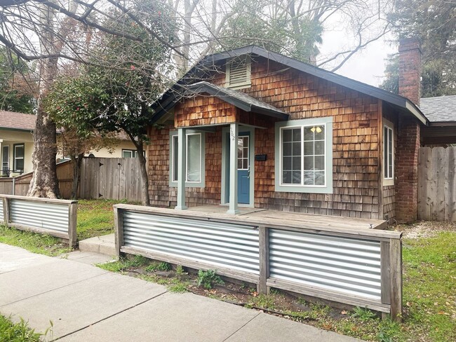 Building Photo - Charming Updated 2 Bedroom House PLUS Bonu...