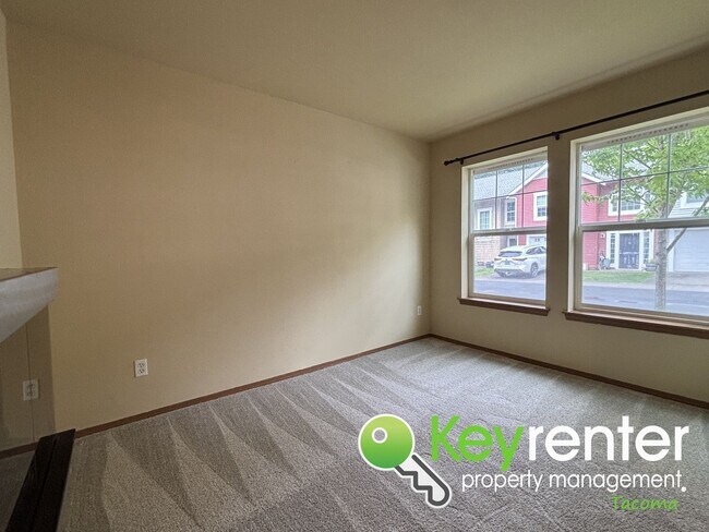 Building Photo - Modern Comfort Meets Great Location in Thi...