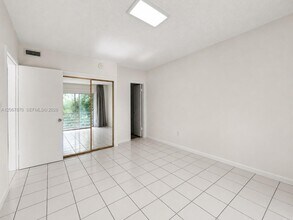 Building Photo - 20200 NE 29th Ct
