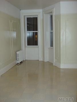 Building Photo - Walk-up Apartment