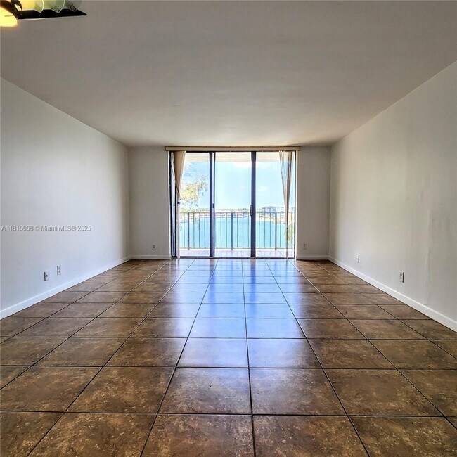 Foto del edificio - 18151 NE 31st Ct